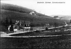 historická pohlednice obce s kaplí (vpravo)