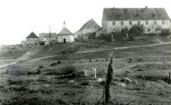 historické foto kaple (vlevo od středu)