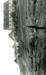 historické foto kaple (vlevo od středu)