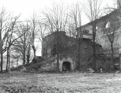 kaplička křížové cesty pod kostelem