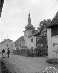 historické foto kaple (mezi školou a kostelem)