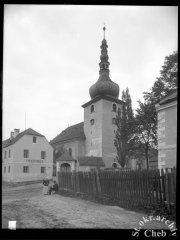 historické foto kaple (mezi školou a kostelem)
