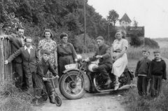 historické foto kaple (za ženou sedící na motorce; za kaplí je vidět věž kostela)