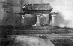 historické foto interiéru kaple - katafalk s rakví vévody Beaufort - Spontin