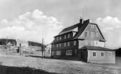 historické foto původní kaple (v pozadí)