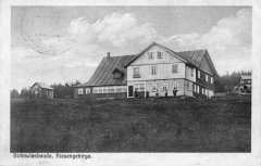 původní kaple na dobové pohlednici (vlevo)