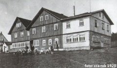 historické foto původní kaple (zcela vlevo)