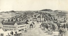 dobová pohlednice městyse s kostelem (věž v popředí, v levé řadě domů)