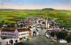 dobová pohlednice městyse s kostelem (věž v popředí, v levé řadě domů)
