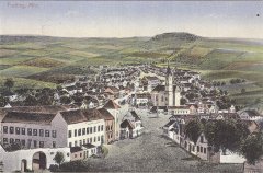dobová pohlednice městyse s kostelem (věž v popředí, v levé řadě domů)