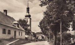 pohled ulicí ke kapli