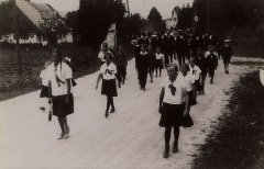 historické foto kapličky (za průvodem)