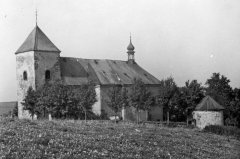historické foto kostela a kaple (kaple vpravo, otočena zády)