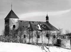 historické foto kostela a kaple (kaple vpravo, otočena zády)
