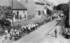 historické foto kaple (vlevo od průvodu)
