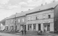 historické foto kaple (zcela vlevo)