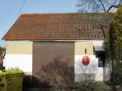 hasičská zbrojnice, na které je zvon z kaple umístěn