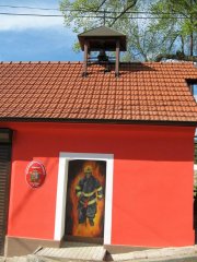 opravená hasičská zbrojnice, na které je umístěn původní zvon
