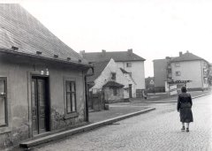 historické foto kapličky (v pozadí, za stánkem s tabákem)