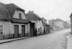historické foto kapličky (v pozadí, za stánkem s tabákem)