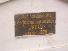 "Na podnět Zkrášlovacího spolku Jihlava vybudováno roku 1926"