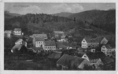 dobová pohlednice vsi s kaplí (vpravo od středu)