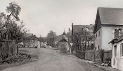 pohled ulicí ke kapli