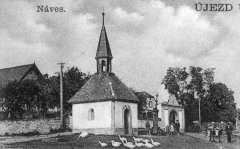 dobová pohlednice vsi s kaplí - výřez