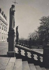 pohled na část průčelí kostela