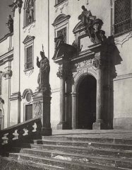 pohled na část průčelí kostela