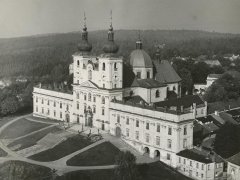 průčelí kostela