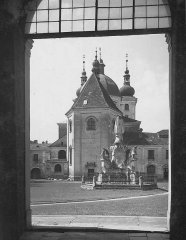 pohled na kostel od východu se sochou sv. Norberta