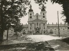 průčelí kostela a rezidence premonstrátů