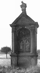 historické foto kapličky ještě se sochami sv. Jáchyma, sv. Anny a na vrcholu se sv. Janem Nepomuckým