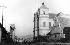 stodola, ve které byla kaple umístěna (vpravo)