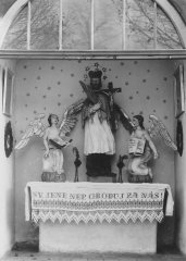historické foto interiéru kaple se sochou sv. Jana Nepomuckého