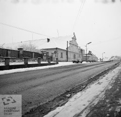 pohled na stodolu s kaplí