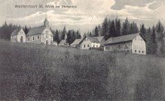 dobová pohlednice s motivem poutního areálu (kaple sv. Marty vpravo od velké kaple sv. Anny)