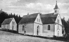 kaple poutního areálu (kaple sv. Marty je vpravo se sanktusníkem)