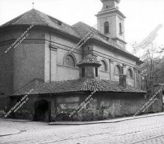 pohled na kapli z křižovatky ulic U Trojice a Plzeňská