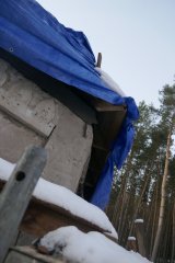 nový krov a střecha zakryté plachtou