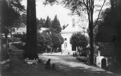 dobová pohlednice poutního areálu (kaple zcela vpravo)