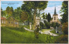 kaple na dobové pohlednici (před kostelem, vpravo)