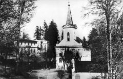 kaple na dobové pohlednici (vpravo dole)