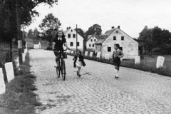 historické foto kaple (v pozadí, vlevo od cyklistky)