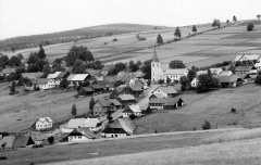 kaple (na obzoru vpravo při cestě)