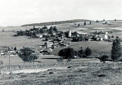 kaple (na obzoru vpravo při cestě)