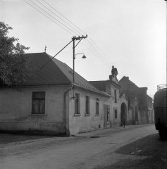 historické foto kapličky (vlevo v pozadí)