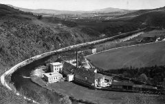 historické foto dvora (zcela vpravo), uvnitř kterého se nacházela kaple