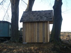 dřevěný přístřešek na místě původní kaple